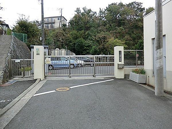 【周辺】横浜市立西柴小学校まで1432m、昭和48年創立。称名寺にほど近い西柴の丘に位置しています。