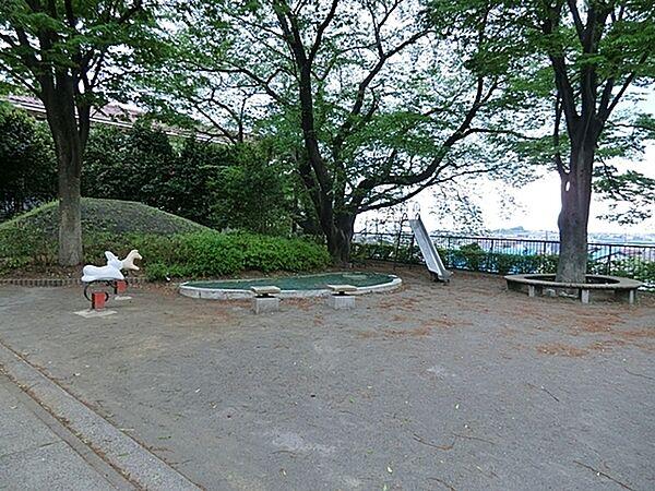 【周辺】荏田第三公園まで1192m、愛和幼稚園の西の丘陵地にある緑豊かな公園です。樹木林の間に階段や坂の遊歩道が整備され、自然を楽しめるつくりになっています
