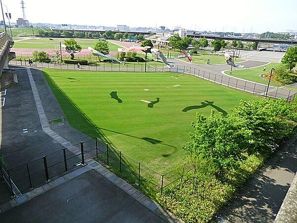 【周辺】新横浜公園まで1818m、市内最大の運動公園。横浜国際総合競技場（日産スタジアム）の他、プール、野球場、テニスコートなど様々な運動施設があります。