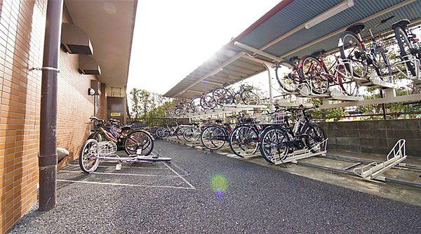 【駐車場】駐車スペースにはゆとりがありますので自転車等もしっかり置けますね。