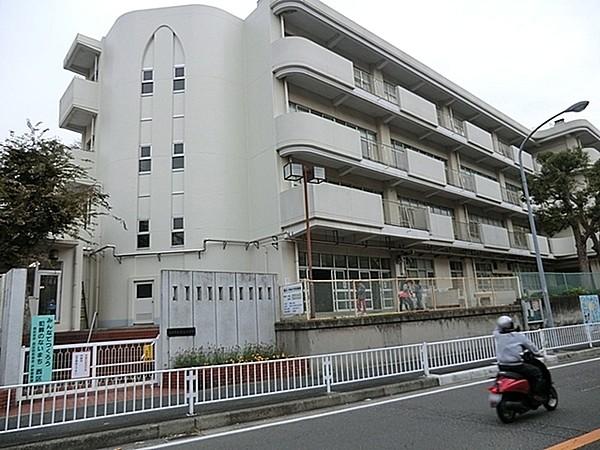 【周辺】横浜市立宮谷小学校まで414m、1909年、児童の帽章として制定され、それが校章となりました。中央に桜の花をあしらい、そのまわりに橘樹を抱合せました