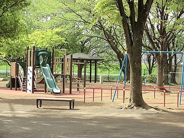 【周辺】佐江戸公園まで1627m、あおむしのような形をしたスプリング遊具などがあります。砂場やブランコ、健康遊具、スポーツグランドもあります。