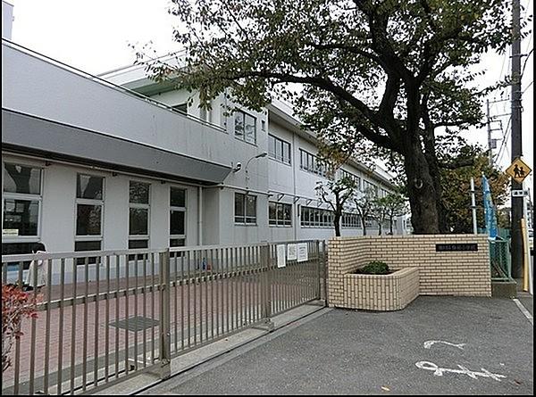 【周辺】横浜市立梅林小学校まで377m、～出会い　ふれあい　学びあい　心がかよう梅林の丘～