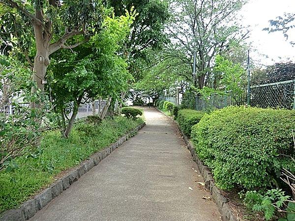 【周辺】釜台公園まで370m、住宅街の子どもが走り回れる広さの公園