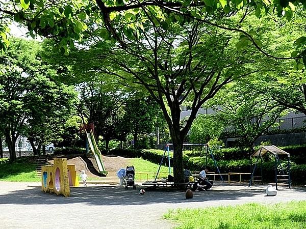 【周辺】西が岡公園まで620m、公園はバス停の目の前。小高い丘の上にある滑り台は階段が短くて小さい子でも気軽に楽しめそうです。