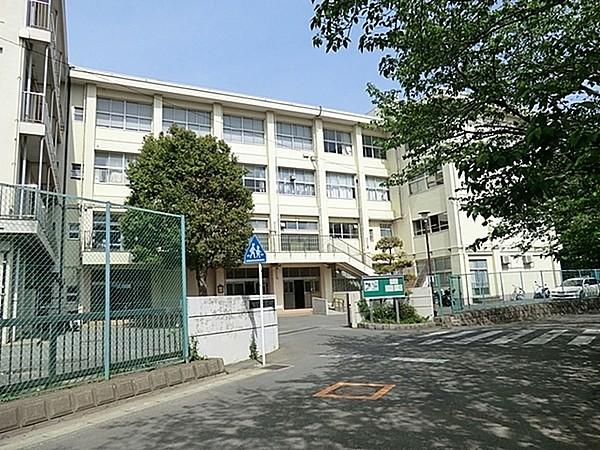 【周辺】鎌倉市立玉縄中学校まで1106m、緑豊かな環境。部活動も盛んで、明るく素直な生徒が多い。学校教育目標に明朗・節度を掲げ、明るく楽しい学校を目指している