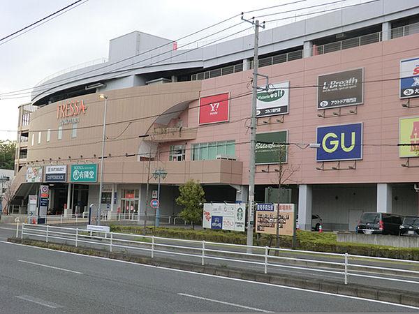 【周辺】トレッサ横浜まで950m、ファッション・インテリア・グルメ・スーパーなど専門店で構成されたイベントも充実のショッピングモール