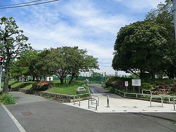 【周辺】洋光台南公園まで888m、子どもの遊び場、運動広場、少年野球場、プールがある綺麗な公園。大人用健康遊具、おむつ交換スペースあり。