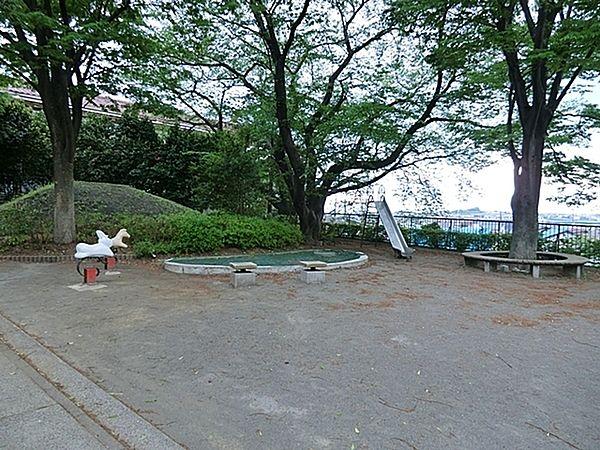 【周辺】荏田第三公園まで1139m、愛和幼稚園の西の丘陵地にある緑豊かな公園です。樹木林の間に階段や坂の遊歩道が整備され、自然を楽しめるつくりになっています
