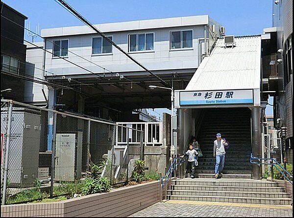 【周辺】杉田駅(京急 本線)まで793m、駅前には商店街があり、食べ歩きもできます。「横浜」駅まで約18分。上大岡駅で快特に乗り換えれば都内へも楽々アクセス。