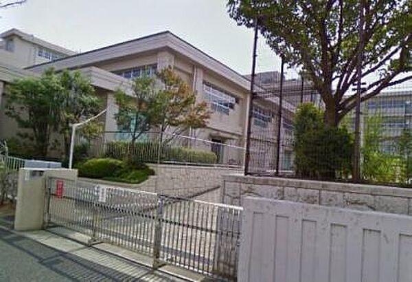 【周辺】横浜市立青木小学校まで561m、　青木小学校は東急東横線反町駅を最寄り駅として、横浜の中心横浜駅から徒歩10分にある都会校です。