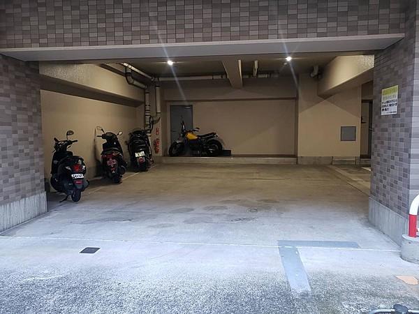 【駐車場】■敷地内にバイク置き場があります