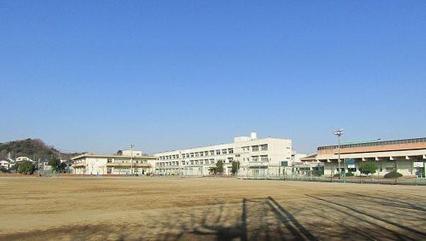 【周辺】横浜市立金沢中学校まで1818m、学校教育目標：いのちを大切にする心と、社会の一員としての自覚を育みます他