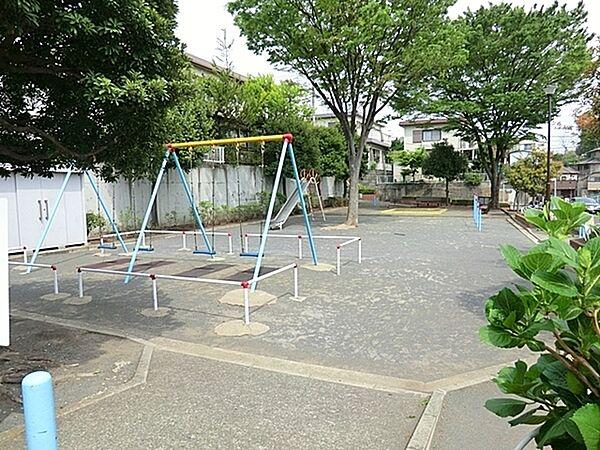 【周辺】菅田利倉公園まで780m、住宅街のスタンダードな公園です。公園の設備には水飲み・手洗い場があります。