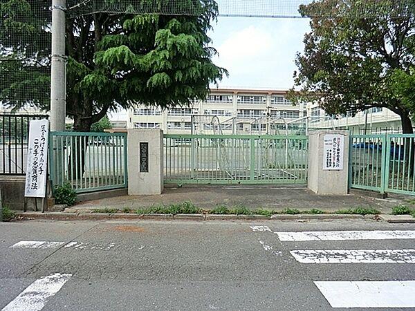 【周辺】川崎市立中原中学校まで953m、戦後間もない1947年に開校。等々力緑地や多摩川等の自然に囲まれ、地元では校風の穏やかな中規模校として知られる