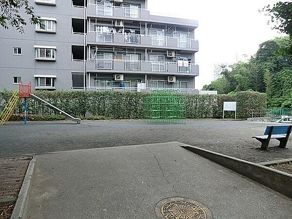 【周辺】獅子ケ谷第三公園まで1135m、獅子ケ谷第三公園は横浜市鶴見区にある住宅街の比較的広めな公園です。公園の設備には水飲み・手洗い場があります。