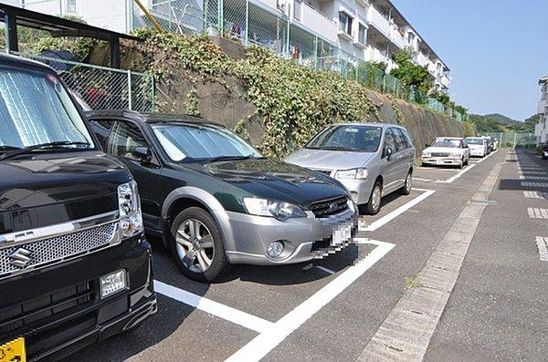 【駐車場】駐車しやすい平置きの駐車スペースです。