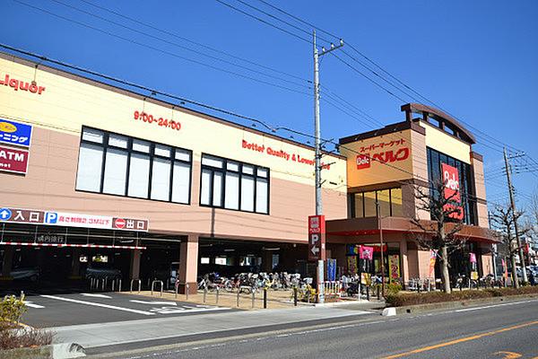 【周辺】ベルク　三郷戸ヶ崎店まで887m、営業時間　9時～24時　（時間変更の場合があります）
