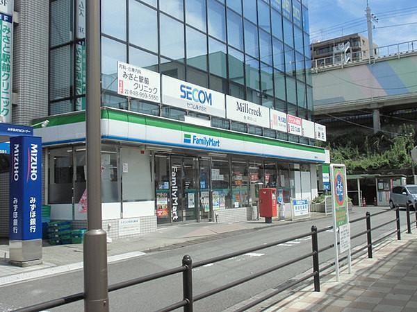 【周辺】ファミリーマート三郷駅前店まで210m