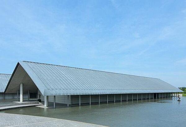 【周辺】佐川美術館まで1050m、【開館時間】9:30～17:00　比叡山・比良山を望む琵琶湖の畔にある美術館です。
