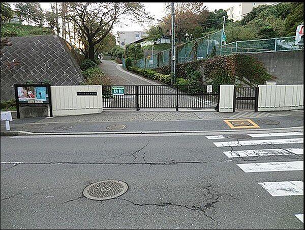 【周辺】横浜市立芹が谷中学校まで540m、学校教育目標：『認め合う心・高め合う心をもって自分らしく生きる』
