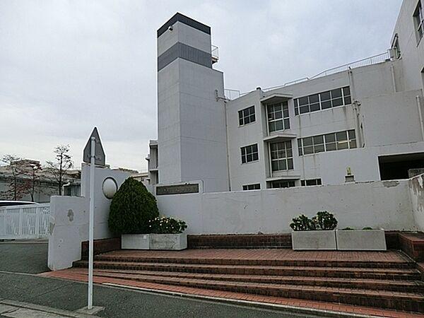 【周辺】横浜市立川和中学校まで1360m、本校は平成21年度に創立30周年を迎えました。