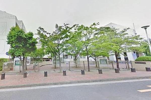 【周辺】横浜市立東品濃小学校まで426m、学校教育目標：「なかまとまち　とつながりながら　かがやく　ヒガシナの子」