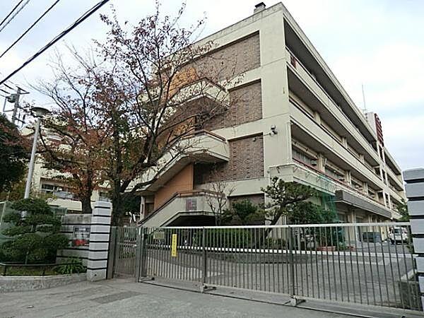 【周辺】横浜市立すすき野中学校まで785m、校章はすすき野の「す」と、中学校の「中」という文字を組合せ、全体を二等辺三角形を基調とした形でまとめた。