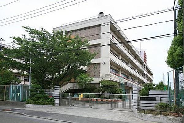 【周辺】横浜市立すすき野中学校まで705m、校章はすすき野の「す」と、中学校の「中」という文字を組合せ、全体を二等辺三角形を基調とした形でまとめた。