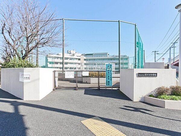 【周辺】横浜市立軽井沢中学校まで625m、2年生社会科の地理分野「近畿地方」の単元学習では、国語科・図書館司書と協働した横断学習に取り組んでいます。