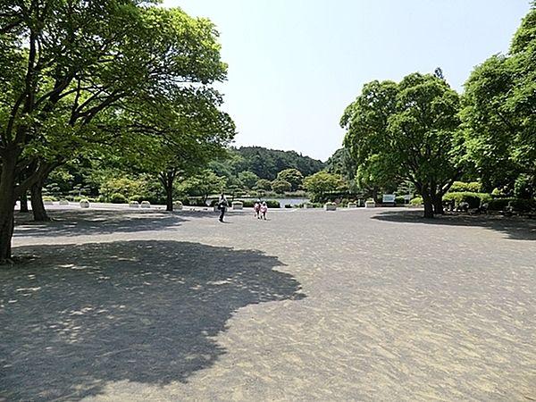 【周辺】こども自然公園まで2038m、別名大池公園。大型遊具があり動物との触れ合いもできる大型公園。