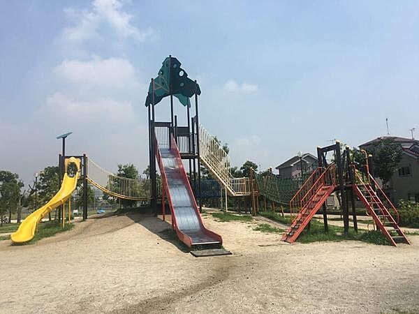 【周辺】小田公園まで1177m、軟式野球場や、じゃぶじゃぶ池広場、赤と黄色のカラフルな大型すべり台などがあり、子供たちが楽しめる公園です。