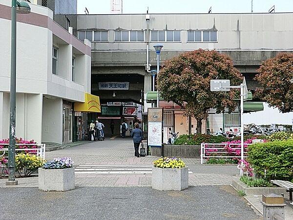 【周辺】相鉄本線天王町駅まで160m、～横浜屈指の商店街がある街～駅周辺は大小多くの商店が揃っており生活環境良好です。　（松原商店街）