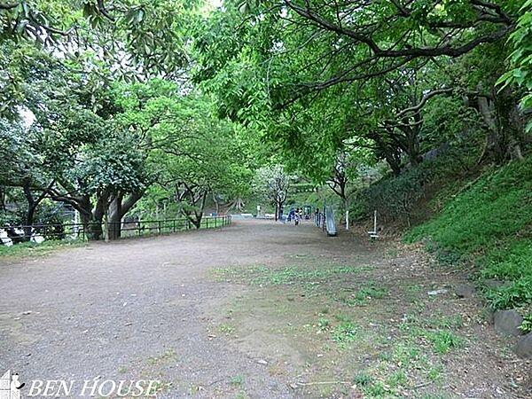 【周辺】山手公園 徒歩16分。樹々に囲まれた気持ちのよい公園です。 1270m