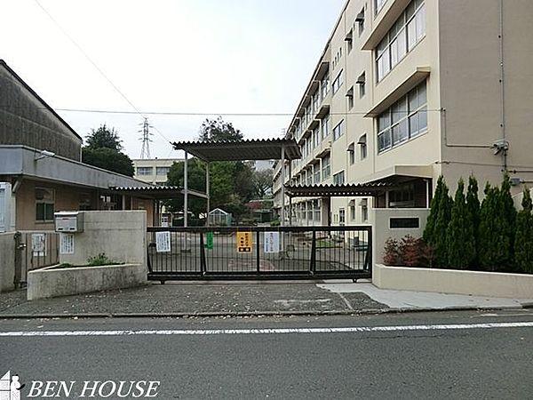 【周辺】横浜市立左近山小学校 徒歩8分。教育施設が近くに整った、子育て世帯も安心の住環境です。 590m