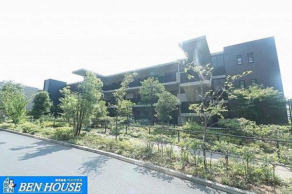 【外観】ＪＲ京浜東北根岸線「磯子」駅から徒歩約10分。全13棟からなる平成25年築の大規模マンション。