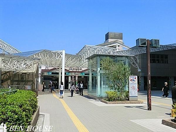 【周辺】新百合ヶ丘駅(小田急 小田原線) 徒歩31分。バス「新ゆりグリーンタウン前」停歩4分。 2410m