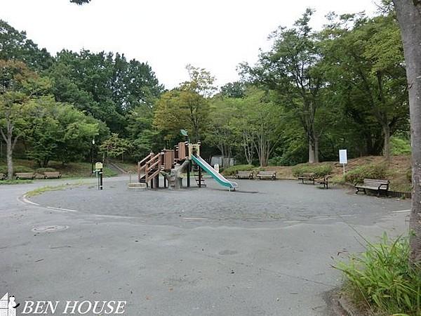 【周辺】鴨志田公園 徒歩5分。四季の移ろいを感じる緑豊かな住環境です。 360m