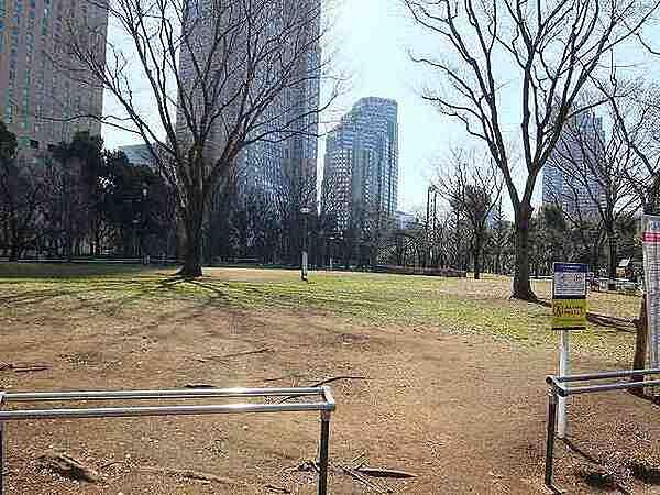 【周辺】新宿中央公園まで807m