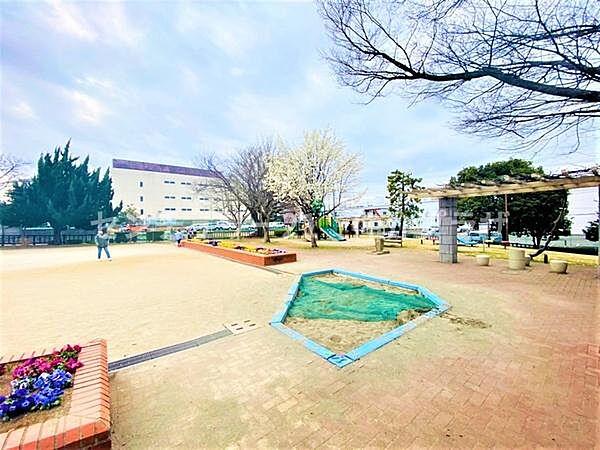 【周辺】桐谷公園まで1185m、2000年以降につくられた新しい公園で、高低差を生かした遊具などが設置されています。