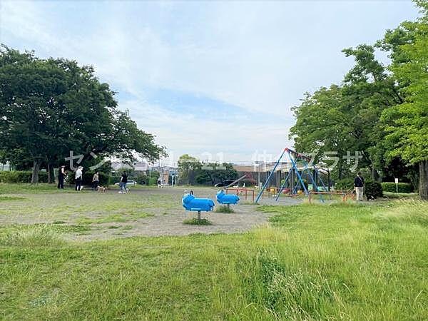 【周辺】十二天公園まで716m、滑り台や鉄棒・グランドもあり人気の公園です。JR東海道線の直ぐ側にあり、電車好きの子ども達に嬉しい公園です