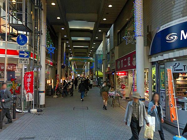【周辺】武蔵新城あいもーるまで567m、武蔵新城駅前から南側に伸びるアーケード商店街です