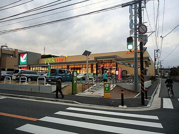 【周辺】ヨークマート六浦店まで608m、六浦地区センターの隣にあるスーパー。斜め向かいにはドラッグストアもあり、お買い物に便利です。夜22時まで営業しています。