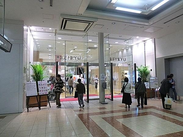 【周辺】京急百貨店まで885m、上大岡駅直結の百貨店です。ヨドバシカメラ・八重洲ブックセンター・無印良品などのテナントも入っています！