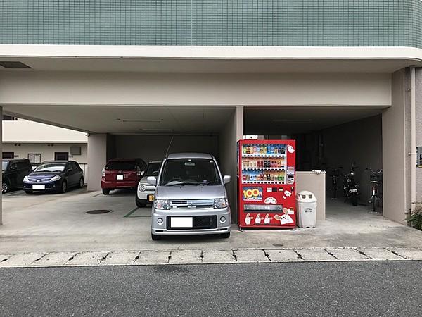 【駐車場】エントランスには自動販売機が付いています