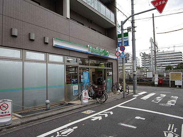 【周辺】ファミリーマート中野三丁目店まで72m