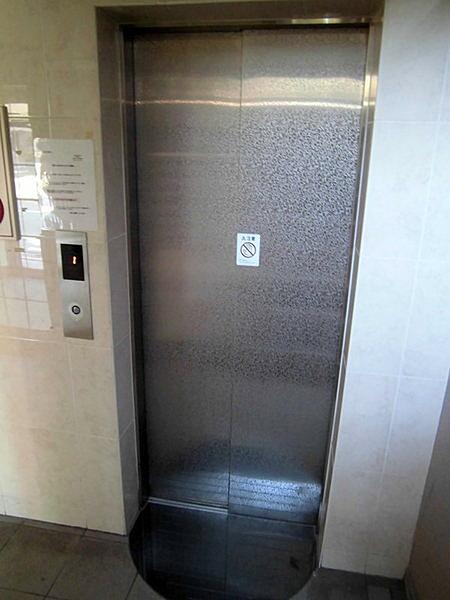 【エントランス】エレベーターで最上階へ