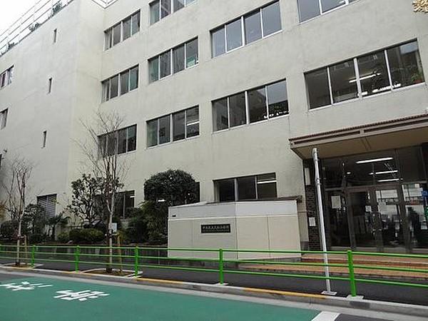 【周辺】中央区立久松小学校まで480m。都内でも1．2を争うほどの歴史ある学校の1つで、同敷地内に久松幼稚園があります。
