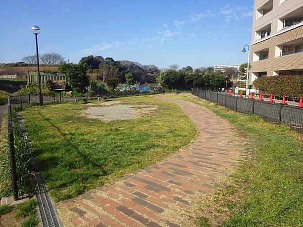 【周辺】敷地の隣が柿ヶ作第2公園になっています。お散歩にもぴったり