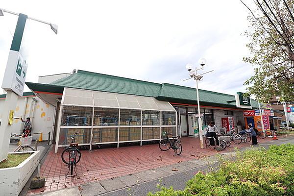 【周辺】Fuji稲田堤店まで322m、営業時間：9：00～22：00　駐車場：60台　テナントで花屋・薬局・美容院・クリーニング・宝くじ売場が併設されています